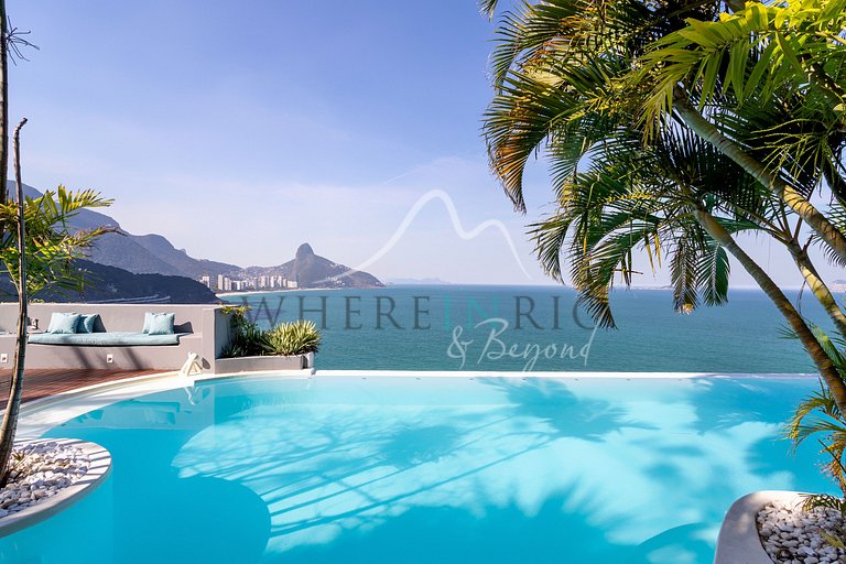 Luxury villa with ocean view in Joá