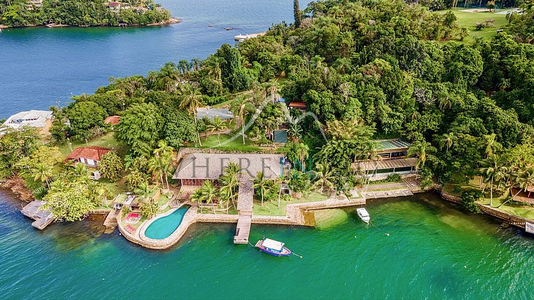Private house with pool on paradise island