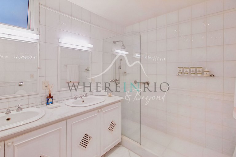 Apartment with ocean view in Ipanema