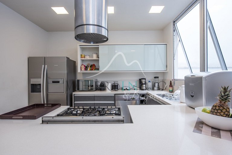 Luxury penthouse with 4 suites and pool in Leblon