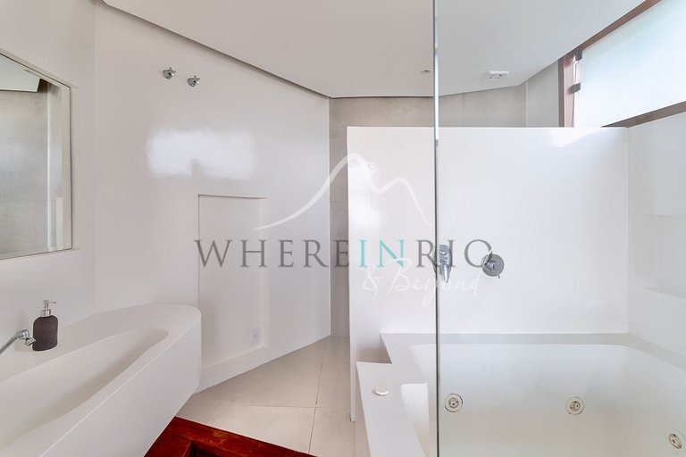 Exclusive luxury villa with sea view in Joá