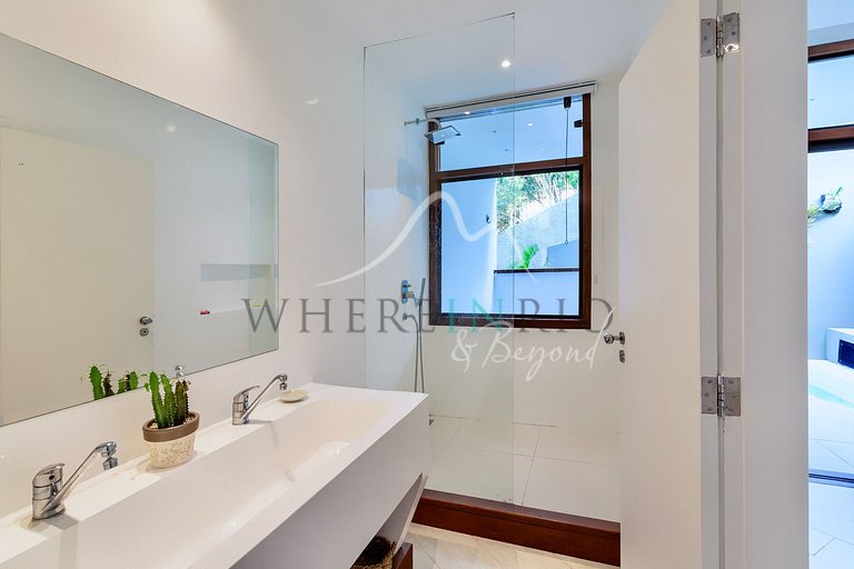 Exclusive luxury villa with sea view in Joá