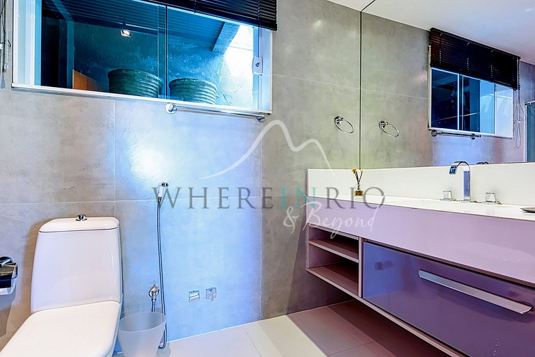 Casa de luxo com 4 suítes e piscina com vista para o mar em