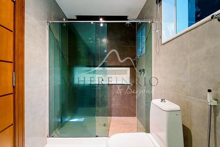 Casa de luxo com 4 suítes e piscina com vista para o mar em