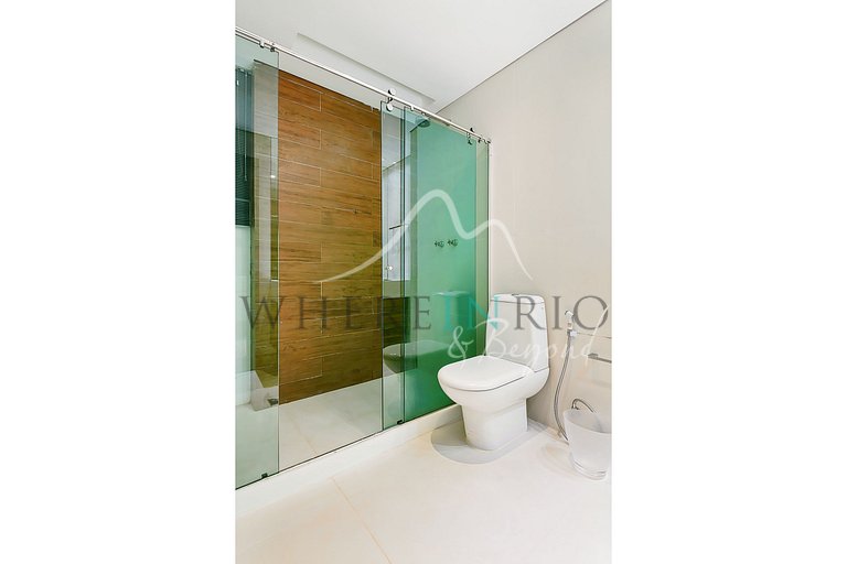 Casa de luxo com 4 suítes e piscina com vista para o mar em