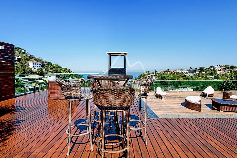 Casa de luxo com 4 suítes e piscina com vista para o mar em