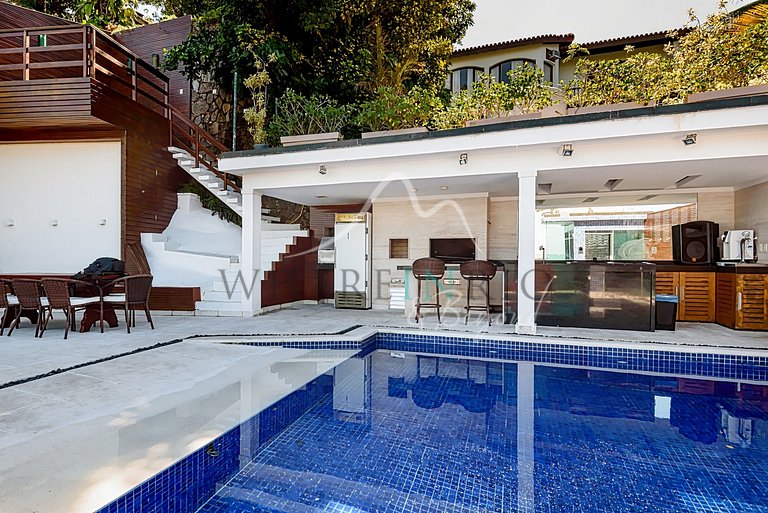 Casa de luxo com 4 suítes e piscina com vista para o mar em
