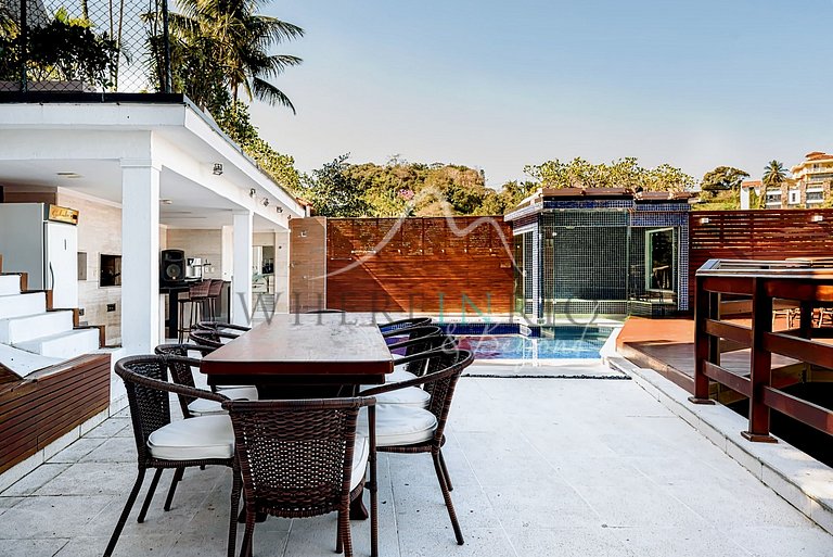 Casa de luxo com 4 suítes e piscina com vista para o mar em