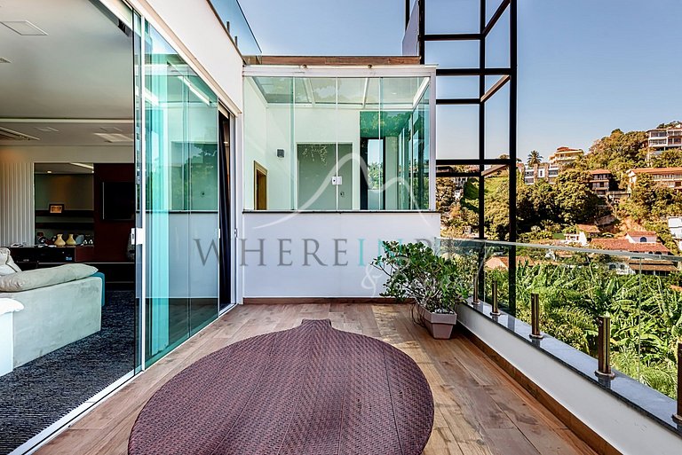 Casa de luxo com 4 suítes e piscina com vista para o mar em