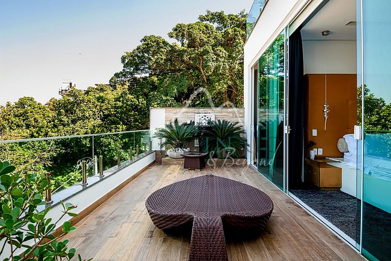 Casa de luxo com 4 suítes e piscina com vista para o mar em