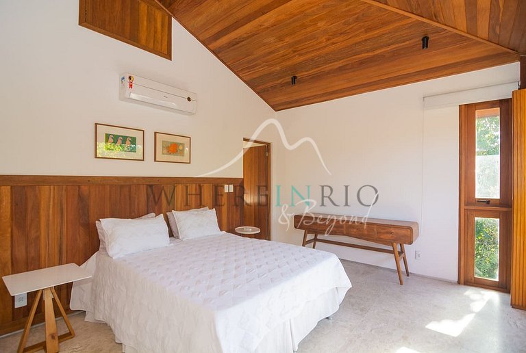 Linda casa na Praia do Forte com 5 suítes para locação de te