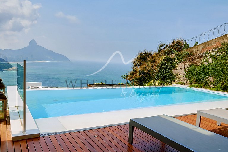 Villa with fantastic view of the Morro dois Irmãos