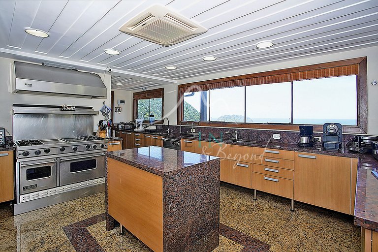 Mansão com vista mar e piscina de borda infinita em Búzios p