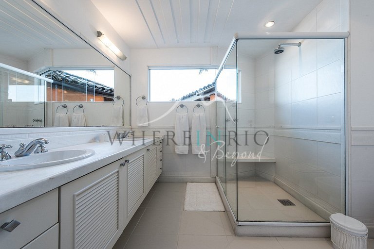 Linda casa com praia particular em Angra