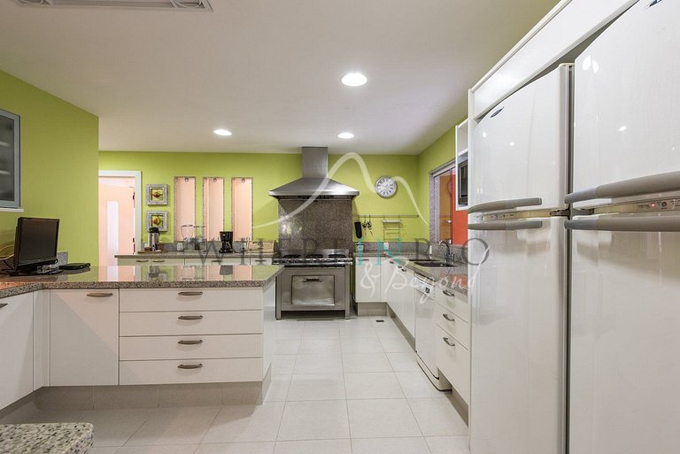 Linda casa com praia particular em Angra