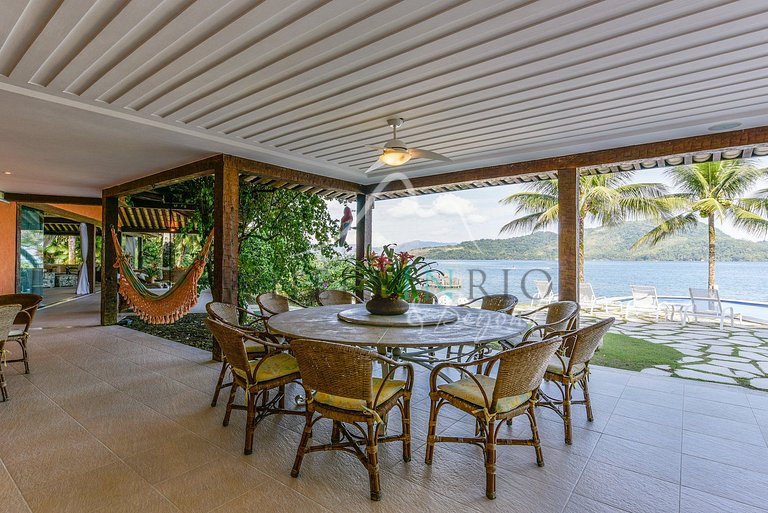 Linda casa com praia particular em Angra dos Reis