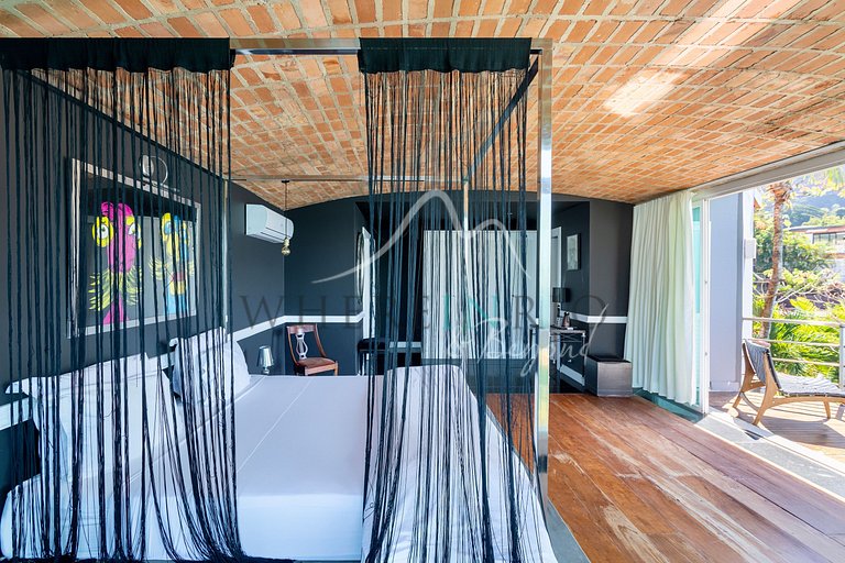 Luxury villa with ocean view in Joá