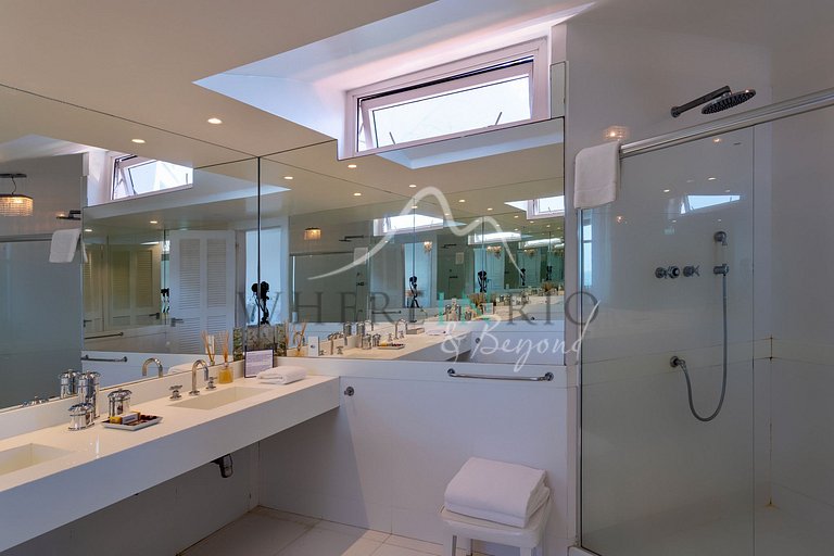 Luxury villa with ocean view in Joá