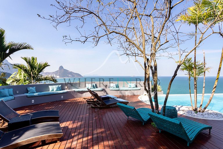 Luxury villa with ocean view in Joá