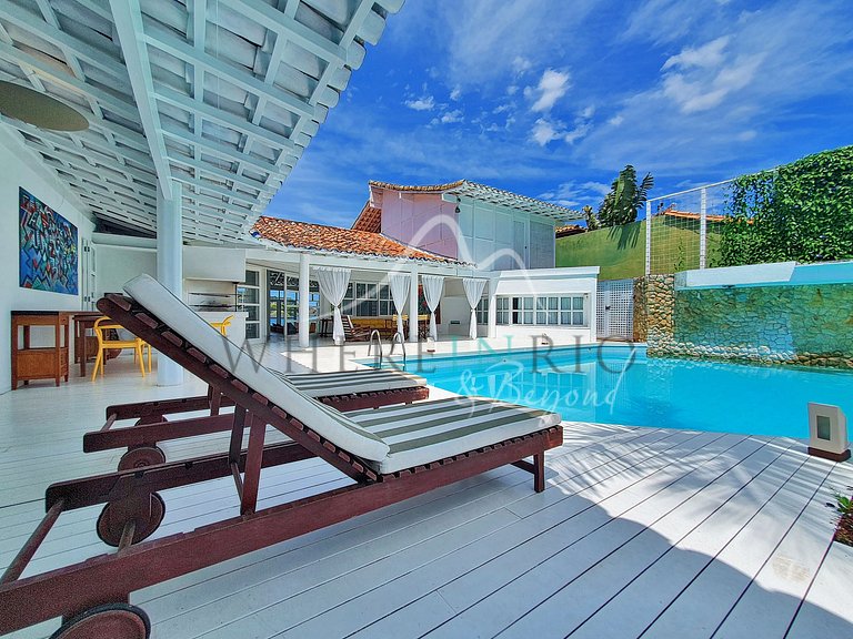 Casa grande com piscina na praia de Ferradura
