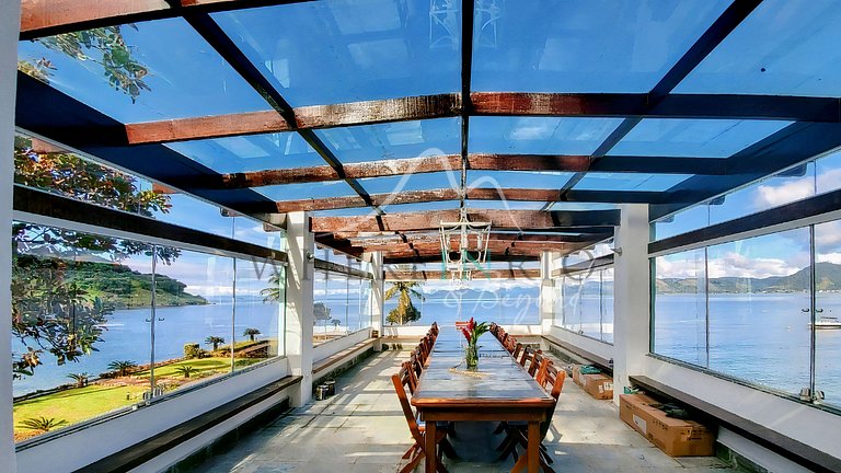 Casa con piscina y playa privada en Angra