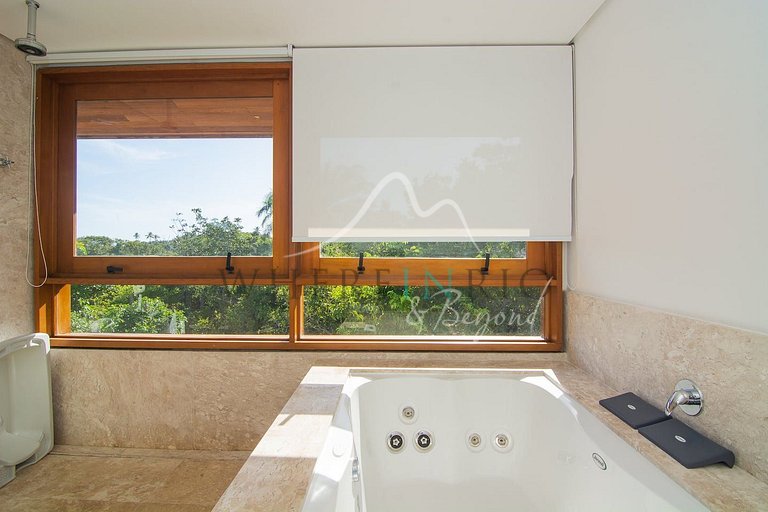 Linda casa na Praia do Forte com 5 suítes para locação de te
