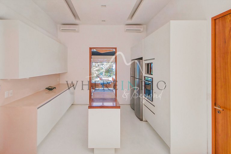 Spectacular 4 bedroom house with pool for rent in Joatinga