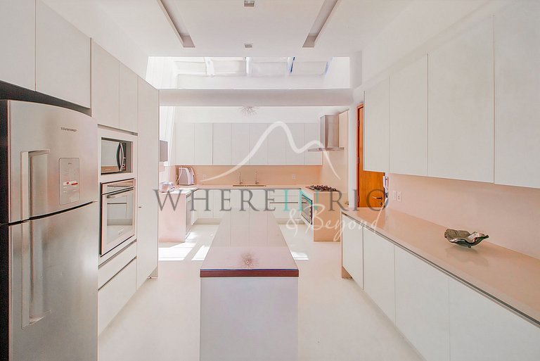 Spectacular 4 bedroom house with pool for rent in Joatinga