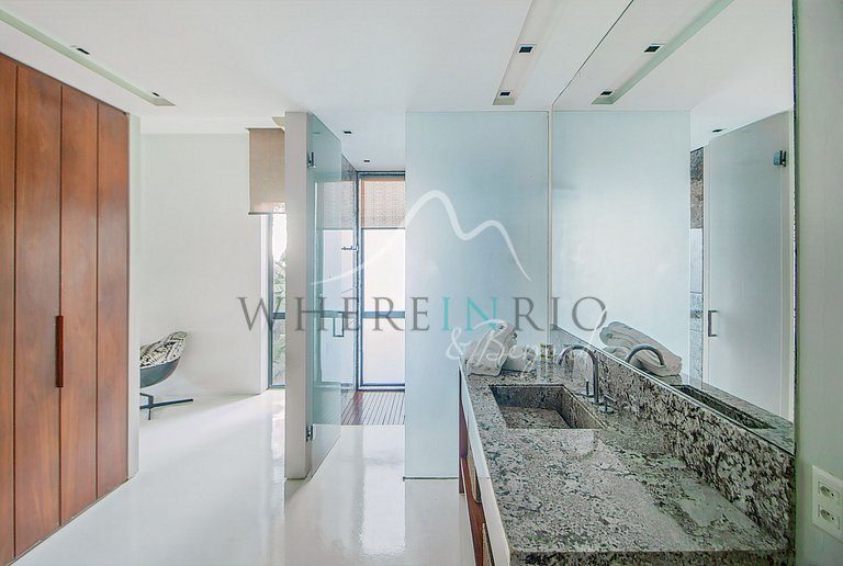 Spectacular 4 bedroom house with pool for rent in Joatinga