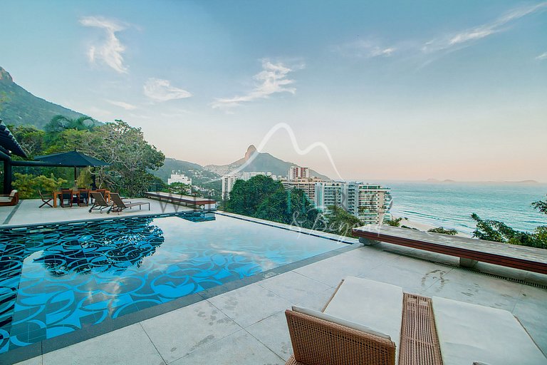 Spectacular 4 bedroom house with pool for rent in Joatinga