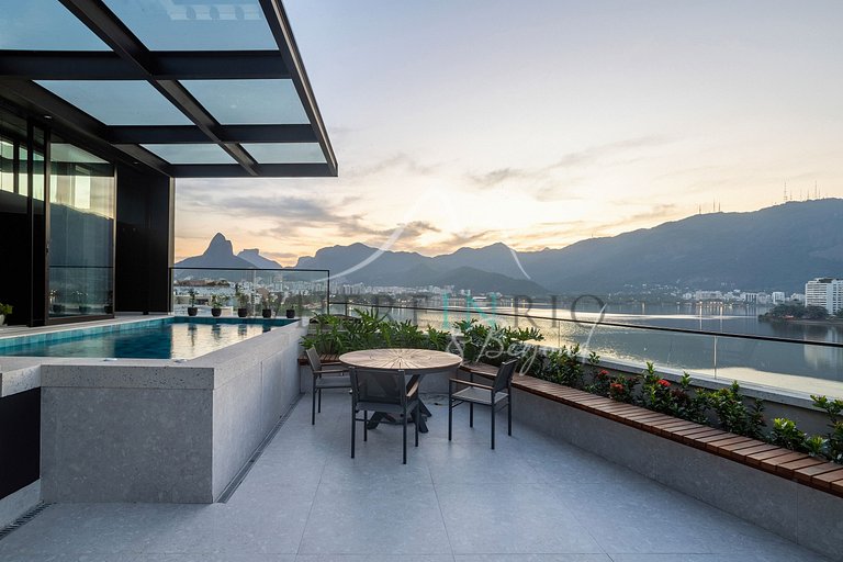 Linda cobertura com piscina e vista