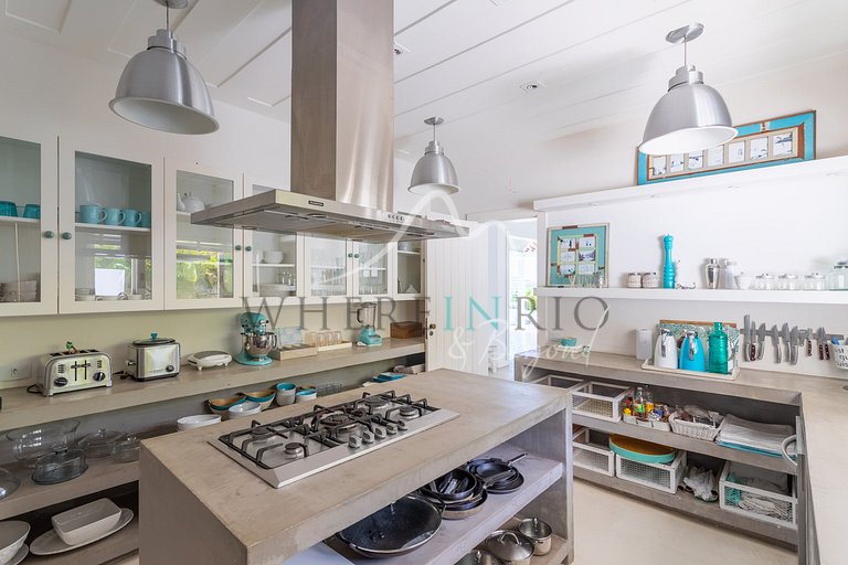 Beautiful house with 5 suites and pool in Búzios