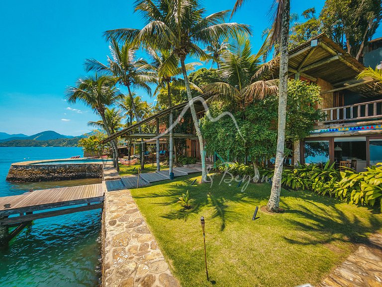 Private house with pool on paradise island