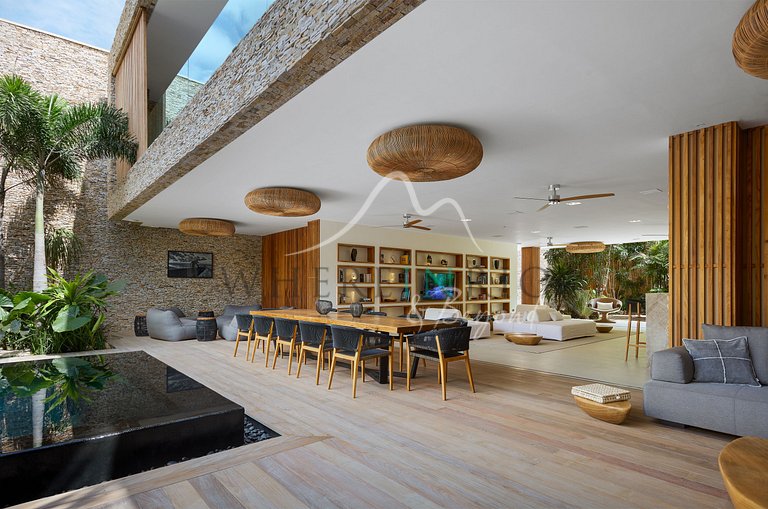 Luxury villa with 6 suites, pool close to the beach in Jeric