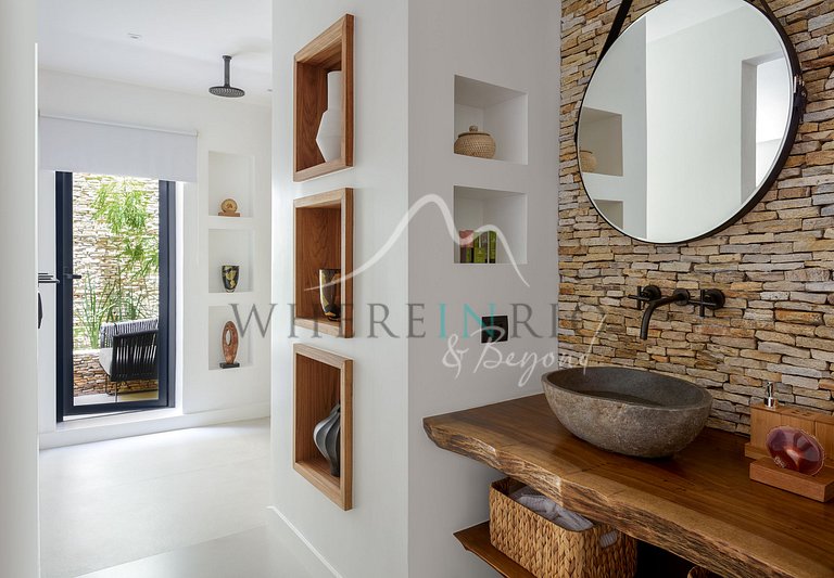Luxury villa with 6 suites, pool close to the beach in Jeric