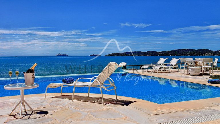 Spectacular beachfront house with 8 suites in Búzios for vac