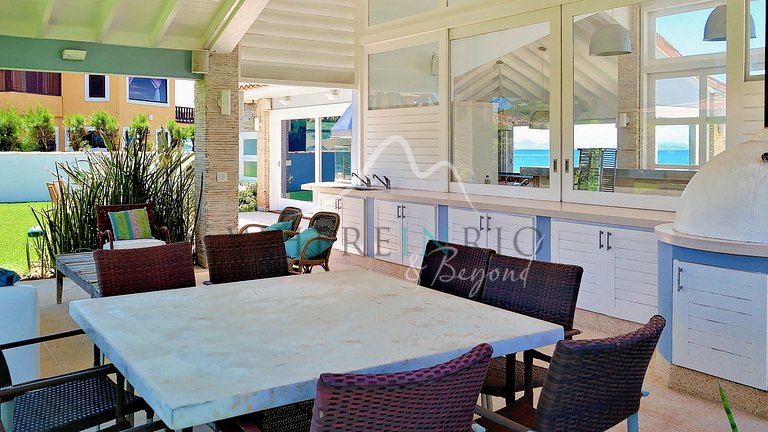 Spectacular beachfront house with 8 suites in Búzios for vac