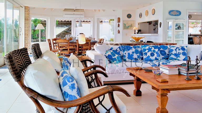 Spectacular beachfront house with 8 suites in Búzios for vac
