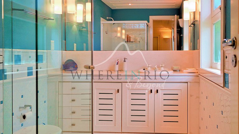Spectacular beachfront house with 8 suites in Búzios for vac