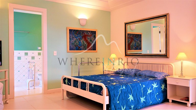 Spectacular beachfront house with 8 suites in Búzios for vac