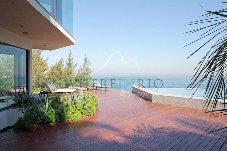 Propriedade excepcional com 5 quartos vista mar e acesso a p