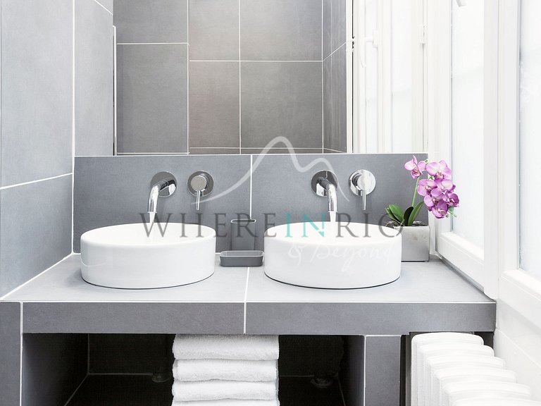 Luxury Parisian apartment near the metro