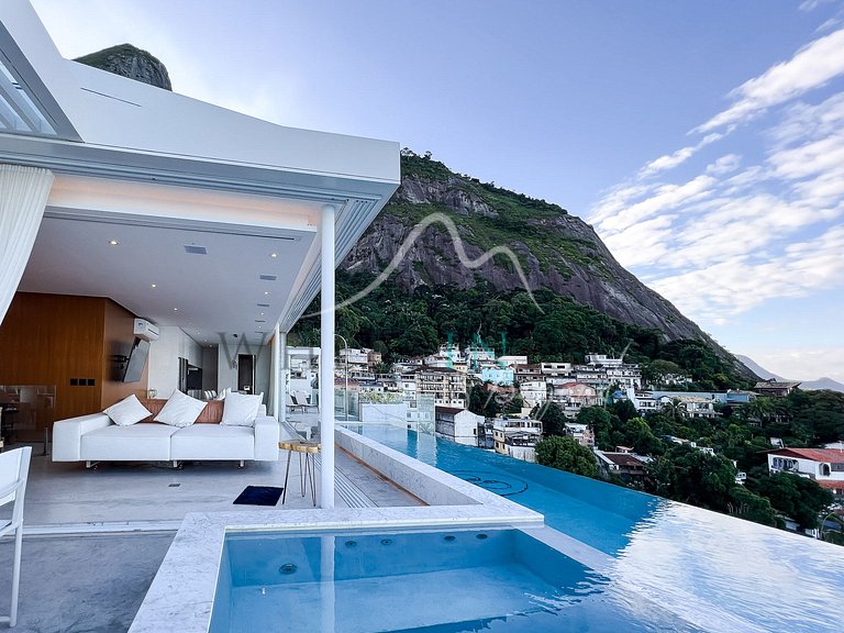 Duplex penthouse with infinity pool and panoramic ocean view