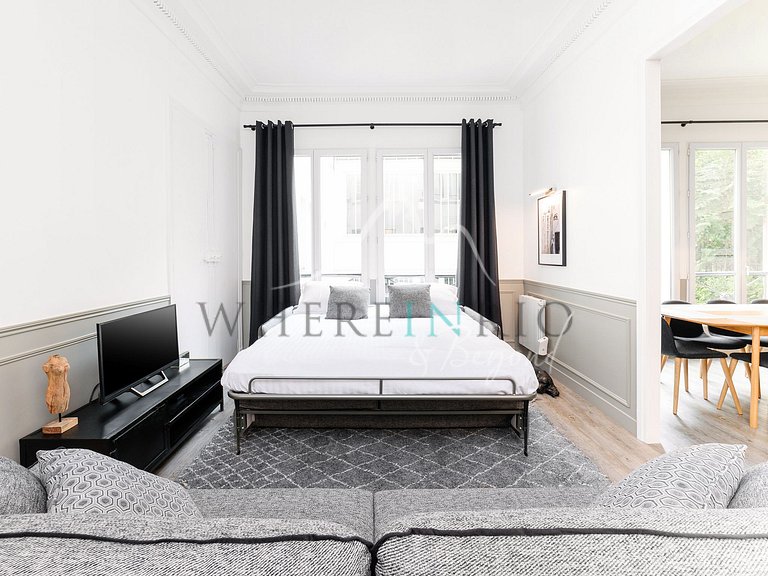 Luxurious 4-bedroom Paris apartment