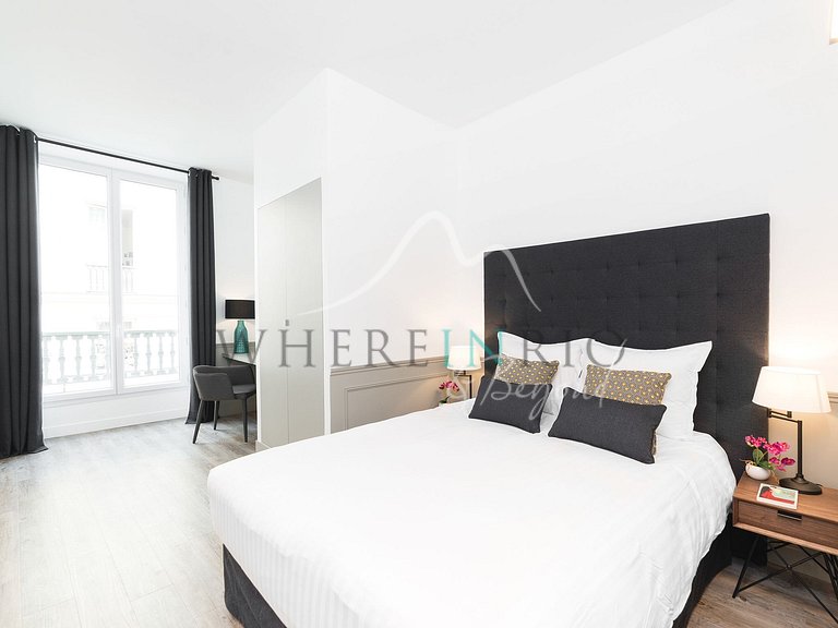 Luxurious 4-bedroom Paris apartment