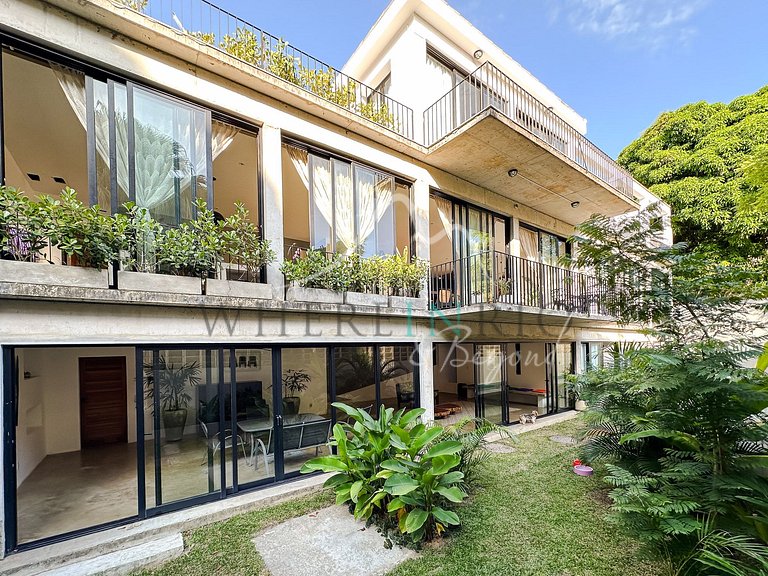 Artist’s house with pool in Santa Teresa