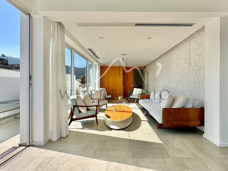 Renovated triplex penthouse in Ipanema