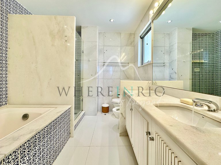 Luxury apartment with ocean view in Arpoador