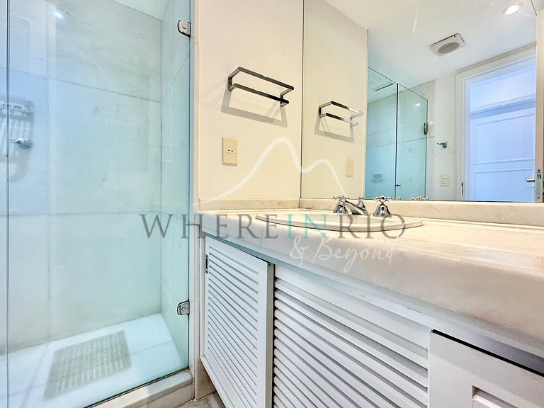 Luxury apartment with ocean view in Arpoador