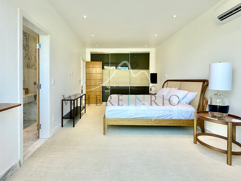 High-end beachfront penthouse in Copacabana